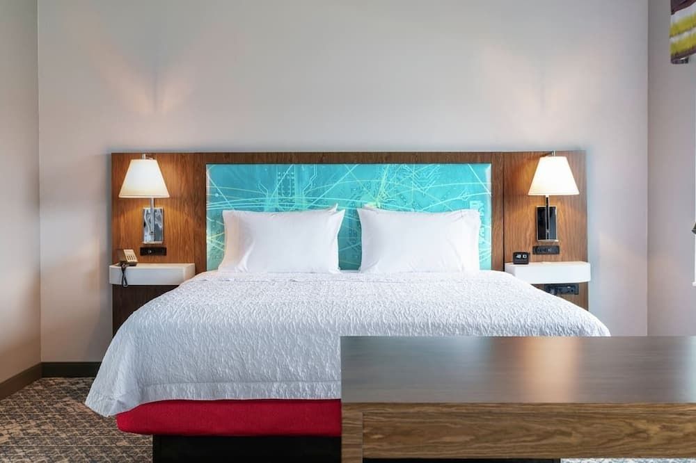 Hampton Inn by Hilton Concord - Concord - Schlafzimmer