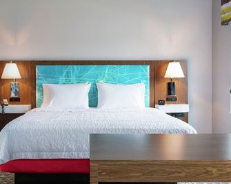 Hampton Inn by Hilton Concord - Concord - Schlafzimmer