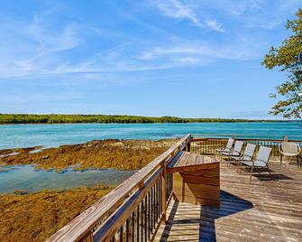 Oceanfront home on private island with amazing view & beach access - 1 dog OK - Hancock - Beach