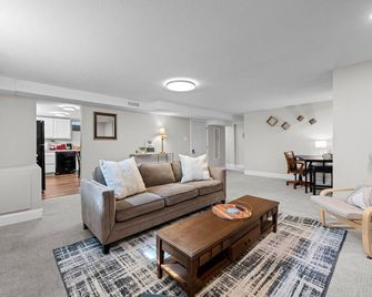 New! Cozy Lower-Level, Pet-friendly Retreat - Aurora - Sala de estar