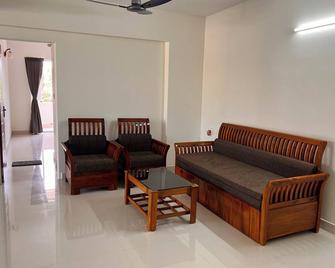 Nirvana Stay, Spacious Fully furnished 2bhk apartment in Mangalore, Full AC for Family - Mangalore - Living room