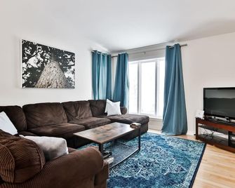 Gorgeous Quiet Cottage ~ Pool - Nature ~ Family - Mille-Isles - Living room