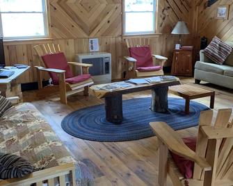 Cozy Cabin - Kick off the summer and enjoy the Waterfalls at Ricketts Glen ! - Benton - Living room