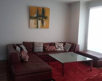 Sunset Peak - Breathtaking Sunsets - 850.00 per night avg - Mount Martha - Living room