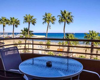 Les Palmiers Beach Hotel - לרנקה - מרפסת