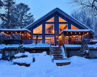 Beautiful Lakefront Cottage with Hot Tub - Washago
