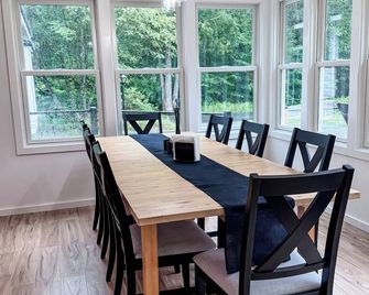 The Cottage at Quill Hollow -Family friendly w/ central AC & high end appliances - Chester - Comedor