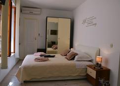 M & J Central Suites - Korčula - Schlafzimmer