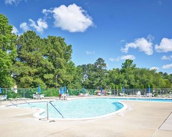 Cozy 3 bedroom 2 bath beach house with private setting! Pool, Trolley, Wifi, Beach Town! - Bethany Beach - Pool