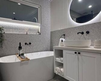 Modern 2 Bedroom Home Near Melbourne Airport, Dfo, Tullamarine Fwy & Calder Fwy - Essendon North - Baño