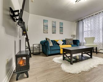 Walk to Downtown Albany Ten Broeck Triangle Apt! - Albany - Living room