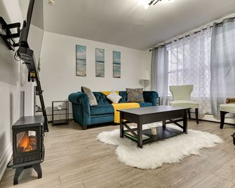 Walk to Downtown Albany Ten Broeck Trian - Albany - Living room