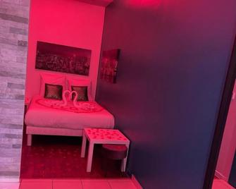 Spa Enzo Appartement Avec Jacuzzi Privatif - Lyon - Chambre