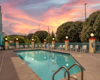 Econo Lodge Newport Smoky Mountains Gateway - Newport - Pool