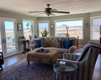 Judy's Line Shack...Super cute house with a fabulous back porch view! - Fort Davis - Living room