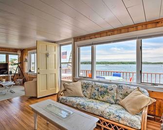 Waterfront Cape Cod Cottage with Beach and Deck! - Wareham - Living room