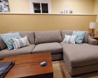 Light-filled 1bdrm garden apartment on golf course near Northwestern U. - Evanston - Living room