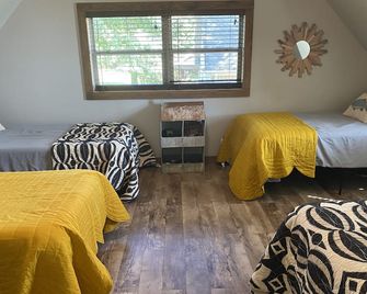 Reel em Inn - Waterfront Guntersville Lake Retreat for the Fisherman and Family - Scottsboro - Bedroom