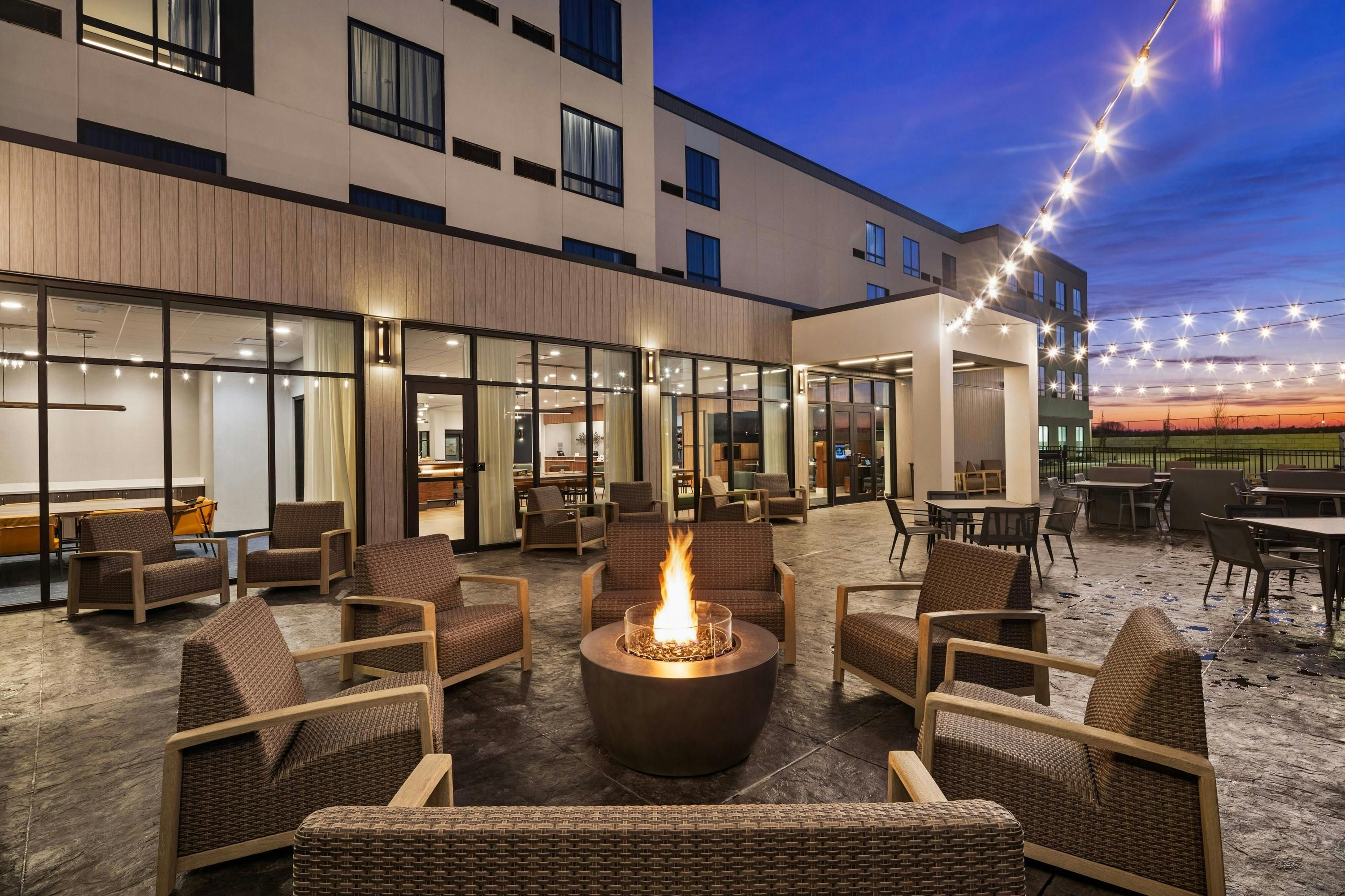 Courtyard by Marriott Bettendorf - Bettendorf - Innenhof