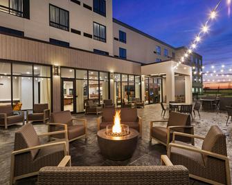 Courtyard by Marriott Bettendorf - Bettendorf - Patio