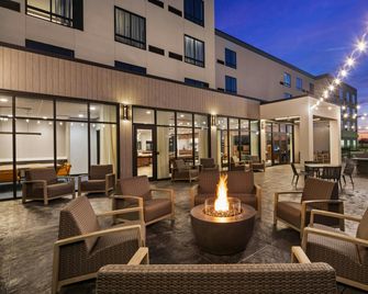 Courtyard by Marriott Bettendorf - Bettendorf - Innenhof