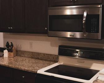 Brand new home and new streets for travelers - Cedar Rapids - Kitchen