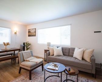 Comfortable & Modern 3BD/2BA Home -pet friendly! - Lawndale - Living room