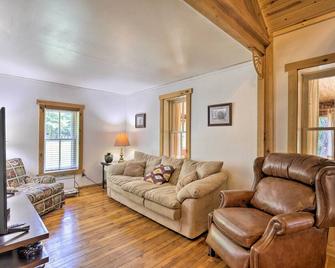 Dog-Friendly Park Falls Cottage with 5 Acres and Lake - Park Falls - Living room
