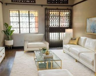 Three bedroom house for stay in seeta town mukono - Seeta - Sala de estar
