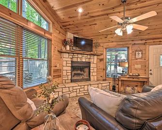 Hot Tub and Deck Broken Bow Azalea House - Broken Bow