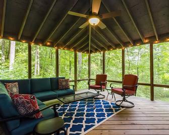 Secluded Oasis w Hot Tub, Screened-in Porch, WiFi! - Berkeley Springs - Patio