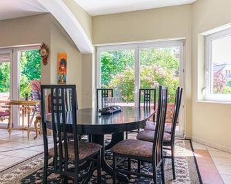 Exquisite Rooms in Shared Villa with Garden & Parking - Viena - Comedor