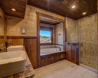 Falcon's Lair- Pet Friendly | EV Car Charger | Outdoor Fireplace | Game Room - Blue Ridge - Baño