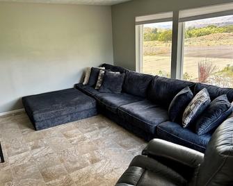 Charming 3-bedroom house with AC, WiFi in brilliant Omak - Omak - Sala de estar