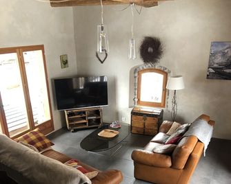 10 minutes from the ski slopes, authenticity, charm and great comfort - Vallouise-Pelvoux - Living room
