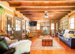 Stunning Boho Log Cabin Country Retreat with Pool and Suana - Portland - Living room