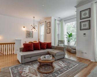Breathtaking & Bright: Designer 2BD with Garage - Chicago - Living room