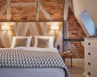 Comfort plus apartment - VIA's Appartements am Postplatz - Görlitz - Bedroom