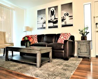 Park Like Setting Condo W/ Pool - Santa Clarita - Stue