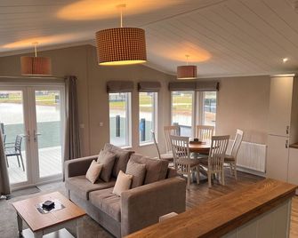 Sure Studio by Best Western Brackenborough Lakes & Resort - Brackenborough - Living room