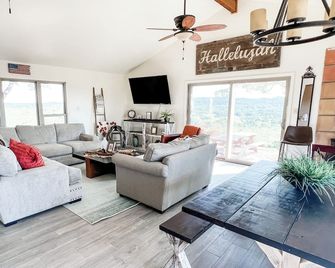 Hilltop Haven on 31 acres w/ Breathtaking Views, Horses, & Epic Fire Pit - Boerne - Living room