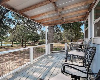 Pixie's Porch Tiny Home - Centerville - Balcony