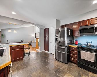 Peaceful Cozy Home with Well Equipped Kitchen, WiFi, & King Bed in St Charles - Saint Charles - Kitchen