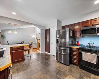 Peaceful Cozy Home with Well Equipped Kitchen, WiFi, & King Bed in St Charles - Saint Charles - Keuken