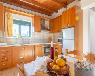 Spiros Beach Villa Large Private Pool Walk to Beach Sea Views A C Wifi Car Not Required - 971 - Frangokastello - Kitchen