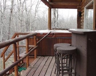 Kelly's Rock Creek Cabin. Kids and dogs welcome! - Red Lodge - Balcony