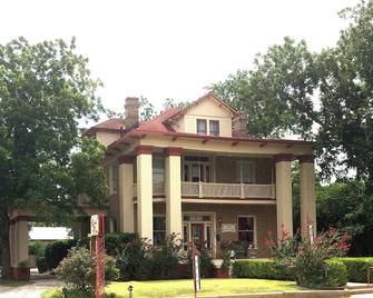 Luxury Lodging in the Heart of Historic Downtown Gonzales - Gonzales - Building
