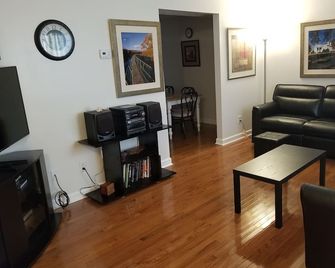 Great location in the heart of Johnson City. - Johnson City - Obývací pokoj