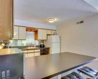Bryce Resort Getaway with Sauna, 1 Mi to Lake Beach! - Basye - Cocina