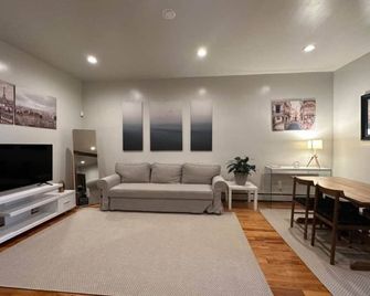 Great Place in the Heart of New York. Walking distance to A & C Subway Stations - Brooklyn - Sala de estar